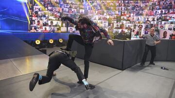 Seth Rollins ataca a Cesaro en SmackDown.