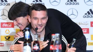 Löw bromea con Podolski en la conferencia de prensa previa al amistoso.