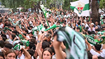 Aficionados del Elche celebran el ascenso en la Glorieta de Elche.