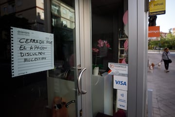 Un cartel colgado en la puerta de un negocio dice "Cerrado por apagón".