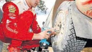 <b>MANOS A LA OBRA. </b>Sordo cambia una rueda tras un tramo.