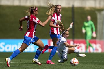 Kosovare Asllani recibe la falta de Deyna Castellanos en una contra con 0-1 en el marcador.