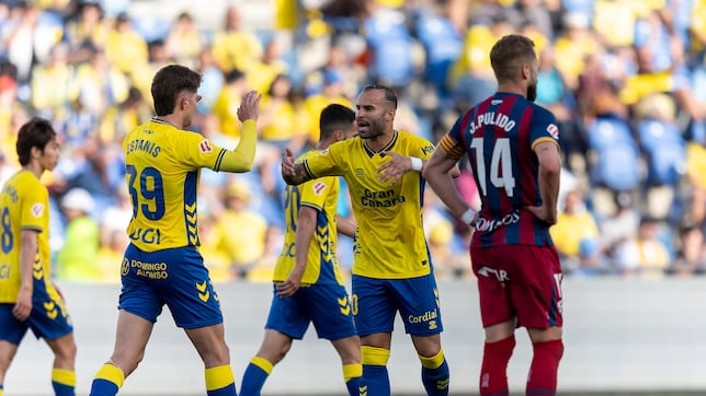 El Huesca firma su peor racha en tres lustros y se hunde en la tabla