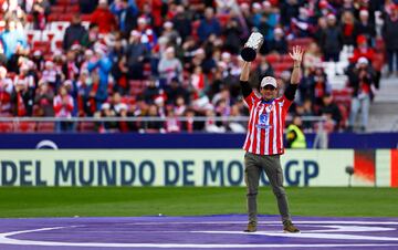 Jorge Martín con la réplica de la torre de campeones, que le acredita como campeón del mundo de MotoGP 2024.