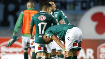 El jugador de Santiago Wanderers, Carlos Munoz, derecha, se lamenta tras la derrota contra O&#039;Higgins