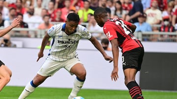 Atalanta's Colombian forward Luis Muriel fights for the ball against AC Milan's French defender Pierre Kalulu (R) during the Italian Serie A football match between AC Milan and Atalanta Bergamo at the San Siro stadium in Milan on May 15, 2022. (Photo by MIGUEL MEDINA / AFP)
