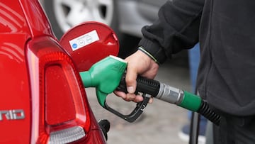 Una persona echa combustible, a 4 de marzo de 2026, en Barcelona, Catalunya (España). El repunte del precio del petróleo (crudo Brent) tras la escalada de tensión y nuevos ataques en Oriente Próximo está trasladándose a los carburantes.