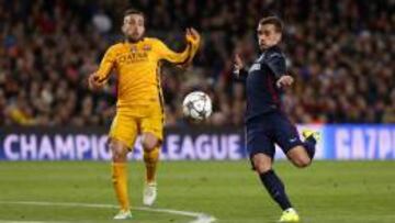Griezmann remata ante la oposición de Jordi Alba.