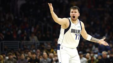 Luka Doncic protesta durante el partido entre Los Angeles Clippers y los Dallas Mavericks.