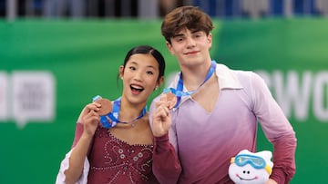 Los españoles Carolina Shan Campillo y Pau Vilella posan con la medalla de bronce en patinaje artístico en los Juegos Olímpicos de la Juventud de Invierno de Gangwon.