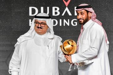 El ex-futbolista de Arabia Saudí, Sami Al-Jaber, posa con el trofeo a la Mejor Carrera Árabe.