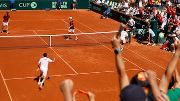 MARBELLA (MÁLAGA), 14/09/2025.- Los españoles Jaume Munar y Pedro Martínez celebran ganar un juego ante los daneses August Holmgren y Johannes Ingildsen durante el partido de dobles de Copa Davis disputado este domingo en el club de tenis Puente Romano en Marbella. EFE/ Jorge Zapata