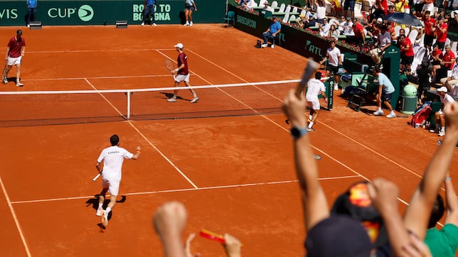 Munar y Martínez vencen en el dobles para que España siga con vida