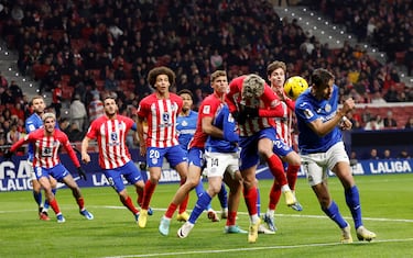Centro lateral del conjunto azulón y el balón se queda sin dueño entre Jaime Mata y Rodrigo de Paul.