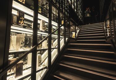 Detalles de KŌ, en su acceso a la planta inferior.