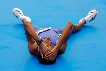 El etíope Yomif Kejelcha en el suelo tras terminar la media maratón de Valencia.