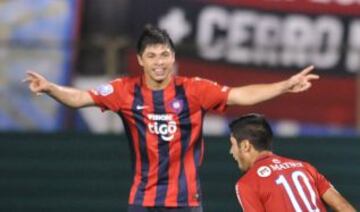 El volante paraguayo tuvo un correcto paso por Universidad de Chile, pero le tocó una época de malos resultados en los azules. Luego estuvo en México y finalmente llegó a Cerro Porteño, donde fue campeón en 2015 y está en la lista de Ramón Díaz para disputar las Clasificatorias.