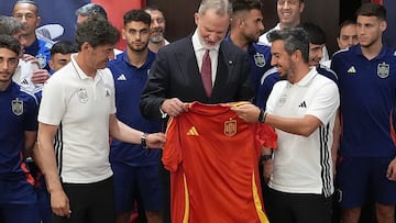 El Rey recibe una camiseta de la Selección de la mano de Manu Fernández y Santi Denia.