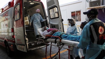 Maria Geralda da Silva, 84, who is experiencing breathing difficulty and others symptoms of the coronavirus disease (COVID-19), is moved from the ambulance of the Emergency Rescue Service (SAMU) by first responders upon arriving at a hospital amid the outbreak, in Sao Paulo, Brazil, July 2, 2020. REUTERS/Amanda Perobelli