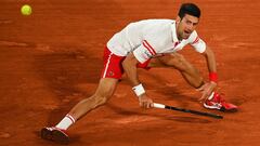 El tenista serbio Novak Djokovic devuelve una bola durante su partido ante Rafa Nadal en las semifinales de Roland Garros 2021.