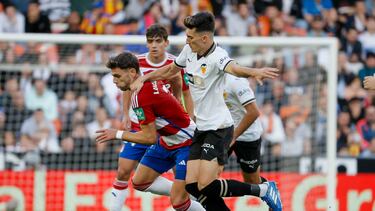 VALENCIA (ESPAÑA), 05/11/2023.- El delantero del Granada Lucas Boyé (i) disputa una posesión ante el centrocampista del Valencia Pepelu (d) durante el partido correspondiente a la jornada 12 de LaLiga que ambos clubes disputan este domingo en Mestalla. EFE/ Juan Carlos Cárdenas