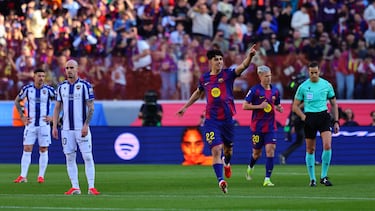 Cancelo amagó en el área para abrir a Eric, que puso un centro raso para la llegada de Marc Bernal.