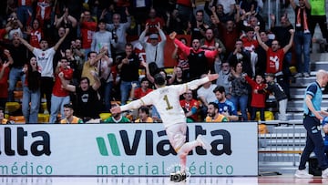 Chemi celebra con su afición.