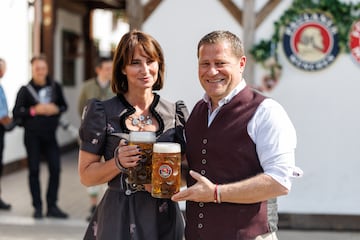 Max Eberl, exjugador y ejecutivo del fútbol profesional alemán que trabaja como director deportivo del Bayern de Múnich, 
y Natascha Fruscella durante la fiesta del Oktoberfest celebrado en Munich.