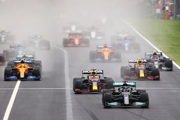 Lewis Hamilton salió desde la primera posición seguido de su compañero en Mercedes, Valtteri Bottas. El finlandés sería el triste protagonista en el inicio de carrera.