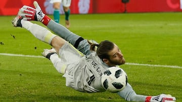 David de Gea despeja un bal&oacute;n en el amistoso ante Alemania