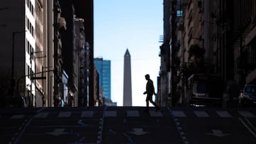 AME7314. BUENOS AIRES (ARGENTINA), 23/03/2020.- Una persona camina por en centro en el cuarto día de cuarentena obligatoria luego de los avances del virus Covid-19, este lunes, en Buenos Aires (Argentina). Argentina registró hasta el momento 266 casos de personas que tienen coronavirus, tras los 41 nuevas confirmaciones de este domingo, la mayoría (20) en la ciudad y en la provincia de Buenos Aires, informaron fuentes del Ministerio de Salud. Este aumento es menor que el que se conoció el sábado, cuando fueron 67 más. EFE/ Juan Ignacio Roncoroni