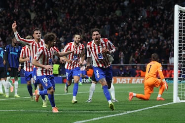 Griezmann pone el córner desde la izquierda con música y Giménez parece como un Airbus desde atrás para imponerse por alto y cabecear cruzado.