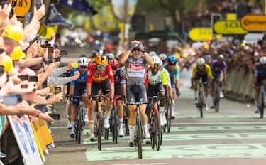 Philipsen ganó la primera etapa al esprint y se coloca el primer maillot amarilla de la ronda gala.
