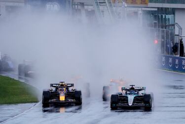 La lluvia, protagonista en la salida. En la imagen, George Russell y  Max Verstappen, en cabeza de carrera, dejan una estela de agua sobre el asfalto mojado.