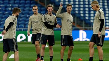 GRAF84146 MADRID, 04/03/2019.- Los jugadores del Ajax Frenkie de Jong y Joël Veltman durante el entrenamiento este lunes en el estadio Santiago Bernabéu, para preparar el partido de vuelta de los octavos de final de la Liga de Campeones que di
