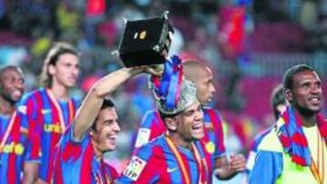<b>TINERFEÑO DE AZULGRANA. </b>La presencia de Pedro, en la imagen con Alves celebrando la Supercopa de España, será un gran atractivo.