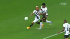 ¿Y el VAR? El increíble penal no cobrado sobre 'Edu' Vargas