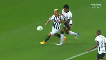 ¿Y el VAR? El increíble penal no cobrado sobre 'Edu' Vargas