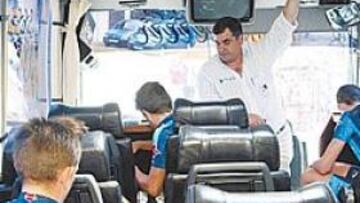 Manolo Saiz charla con sus corredores antes de iniciarse la etapa de ayer