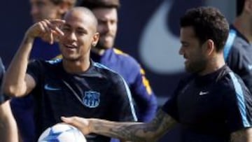 Neymar rapado, con Daniel Alves.