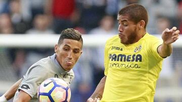 GRA271. A CORUÑA, 09/08/2016.- El centrocampista marroquí del Deportivo Fayçal Fajr (i) disputa un balón con el centrocampista mexicano del Villarreal Jonathan dos Santos (d), durante el partido del trofeo Teresa Herrera, que se juega hoy en el estadio de Riazor en A Coruña. EFE/Cabalar