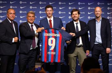 Robert Lewandowski, Joan Laporta y Mateu Alemany.