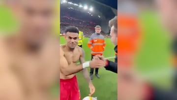 El colombiano que fue uno de los destacados en la victoria de Liverpool contra el City, regaló su camiseta a unos colombianos que se encontraban en la tribuna.