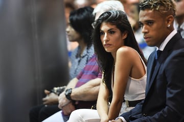 Mariano junto a Yaiza Moreno, pareja del delantero.