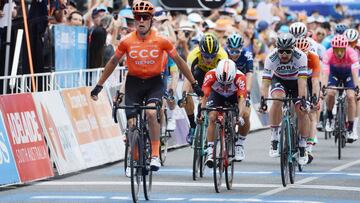 Patrick Bevin celebra su victoria en Angaston en la segunda etapa del Tour Down Under.