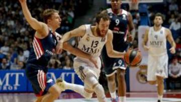 Sergio Rodríguez controla el balón ante el base del Bayern Heiko Schaffartzik.
