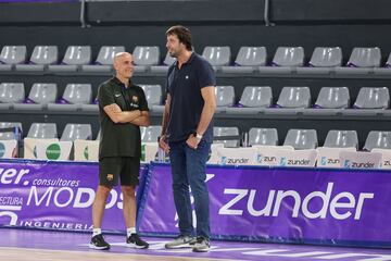 Carles Marco, ayudante de Roger Grimau, departe con Urko Otegui, director deportivo del Zunder Palencia.