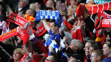 Hinchas del Everton y Liverpool en un partido de Premier League