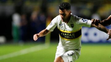 Soccer Football - Copa Libertadores - Group Stage - Group G - Deportes Tolima v Boca Juniors - Manuel Murillo Toro Stadium, Ibague, Colombia - April 24, 2019   Tolima&#039;s Leyvin Balanta in action with Boca Juniors&#039; Cristian Pavon     REUTERS/Luisa