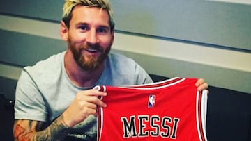 Leo Messi con una camiseta personalizada de los Chicago Bulls.